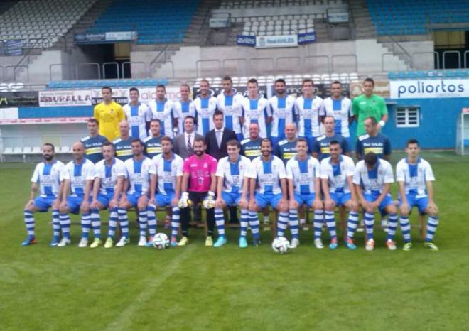 Jugadores y cuerpo técnico posan junto a Chus Bravo para la foto oficial.