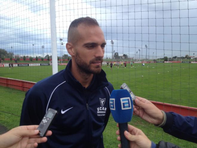 El futbolista, con el UCAM Murcia en Mareo.