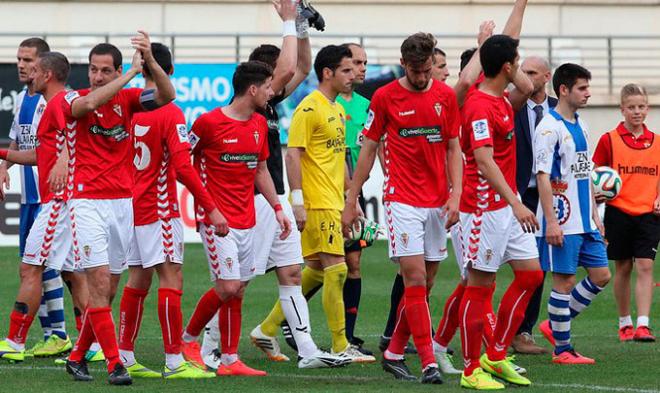 Varios jugadores del Avilés, en la Nueva Condomina. (FOTO: RMCF).