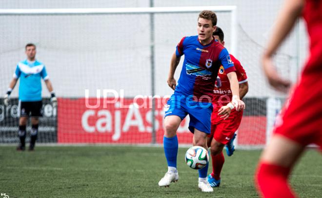 Nuño trata de conducir el juego del cuadro langreano (FOTO: UP Langreo.)