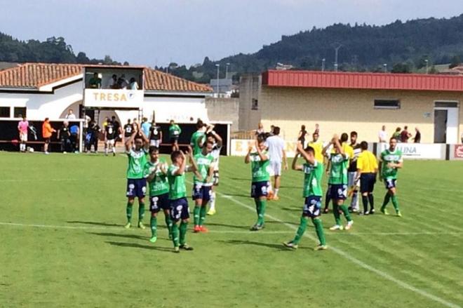 Jugadores del Astorga saludan al público al finalizar el encuentro (FOTO: Leonoticias.)