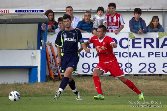 Álex Blanco ante la presión del Sporting B. (FOTO: Pablo Sánchez - futbolasturiano.es).