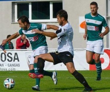 Antúnez trata de llevarse un balón (FOTO: A xugada.)