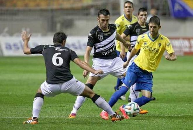 Fran Machado trata de controlar un balón ante la oposición de Ricardo (FOTO: Diario de Cádiz.)