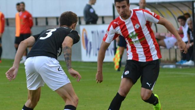 Ricardo presiona a un jugador del cuadro zamorano.