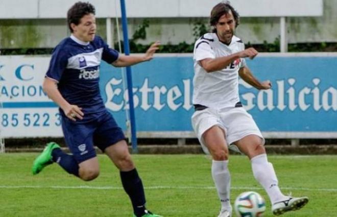 Alan Ávila trata de hacerse con un balón.