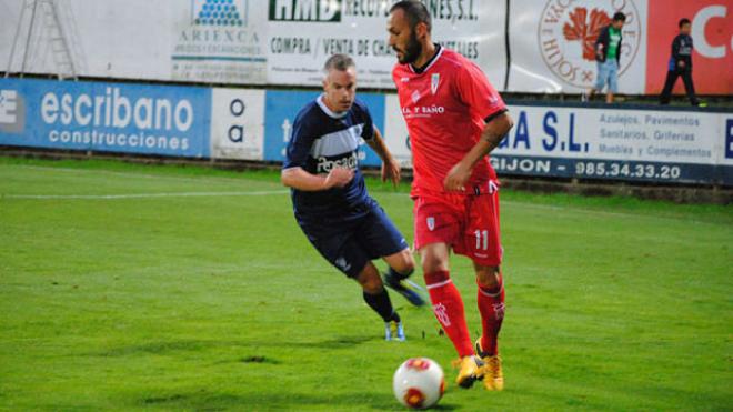 Boris presiona a un jugador del Compostela.