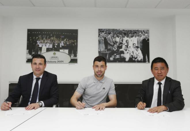 Javi Fuego, en su firma con el Valencia.