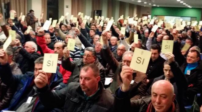 Los asistentes a la asamblea del martes pasado. (FOTO: @Ser_Gijon).