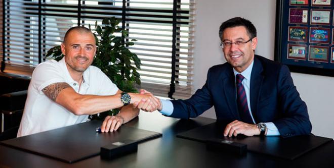 Luis Enrique y Josep Maria Bartomeu,  en la firma del contrato. (FOTO: FCB).