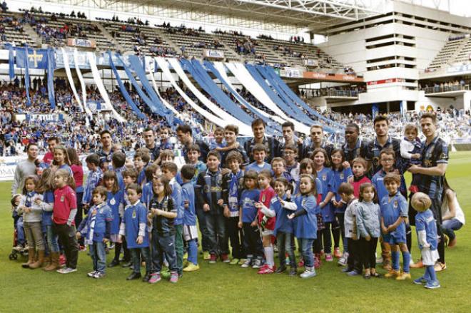 Los jugadores azules con algunos niños antes de empezar el partido.