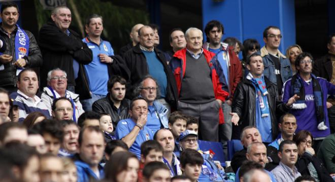 Afición carbayona, en el Tartiere. (FOTO: Lorena Francos).