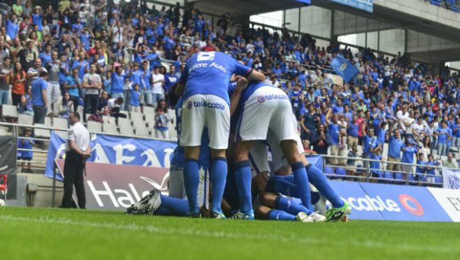 Los futbolistas del Oviedo celebran una victoria. (FOTO: Hugo Álvarez)