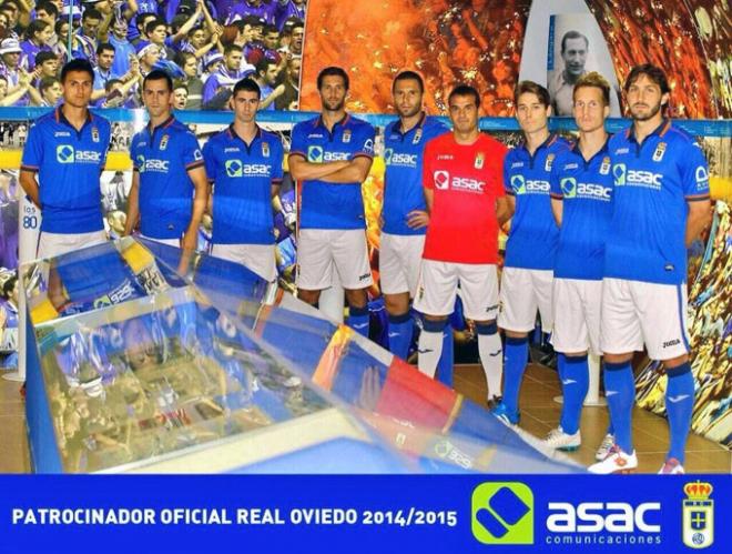 Los titulares del partido posan mostrando su nuevo patrocinador. (Foto: Real Oviedo)