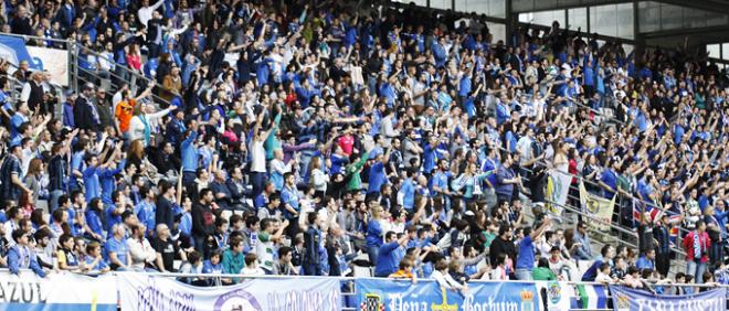 Gran ambiente en las gradas del Tartiere. (Foto: Lorena Francos).