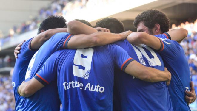 Los jugadores del Oviedo, celebrando la victoria al término del partido. (FOTO: Hugo Álvarez).