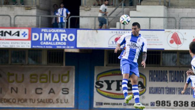 Cristian García cabecea un balón en un partido en el Suárez Puerta (FOTO: Hugo Álvarez.)