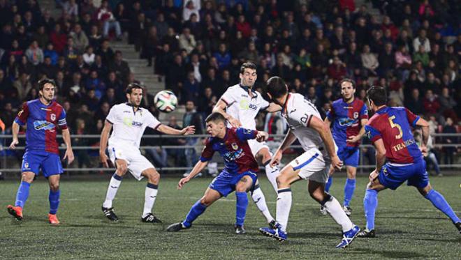 Varios jugadores del Langreo, en el partido frente el Oviedo. (FOTO: Hugo Álvarez).