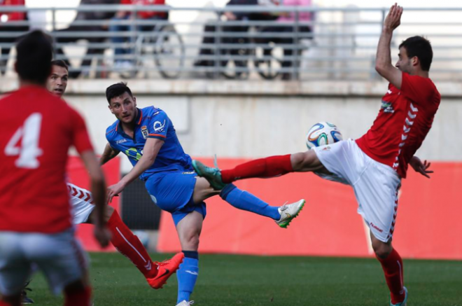 Borja Valle dispara a puerta. (Foto: Realoviedo.es).