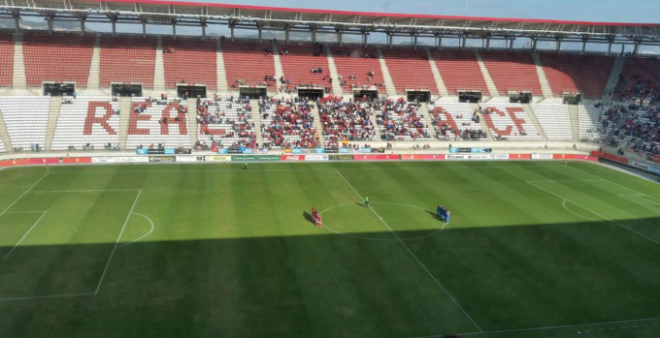 Imagen de la Condomina en el minuto de silencio antes de empezar el partido.