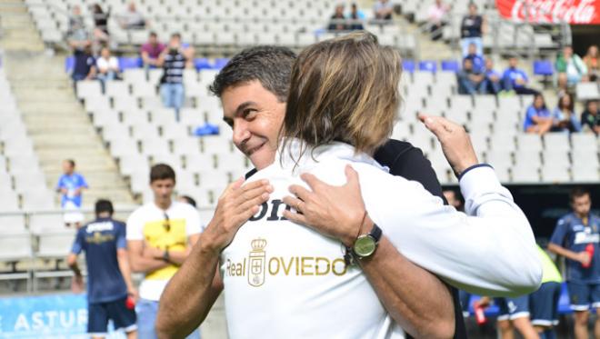 Arturo Elías abraza a Sergio Egea en su último viaje a Oviedo.