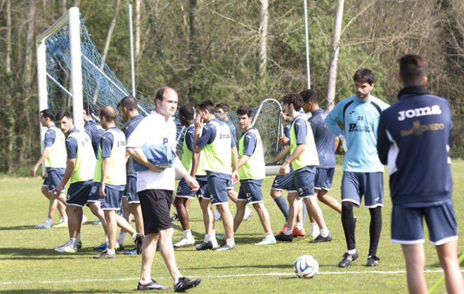 La plantilla oviedista, durante un entrenamiento. (Foto: Lorena Francos).