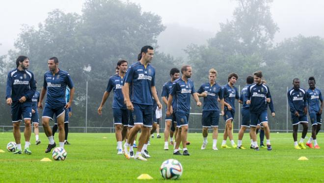 Los jugadores del Oviedo, en El Requexón. (FOTO: Hugo Álvarez)