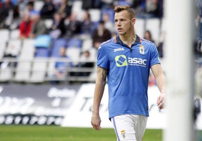 Charlie Dean, en un partido con el Real Oviedo (Foto: Lorena Francos).