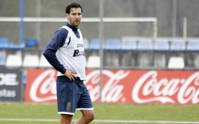 El defensa en un entrenamiento con el Oviedo.