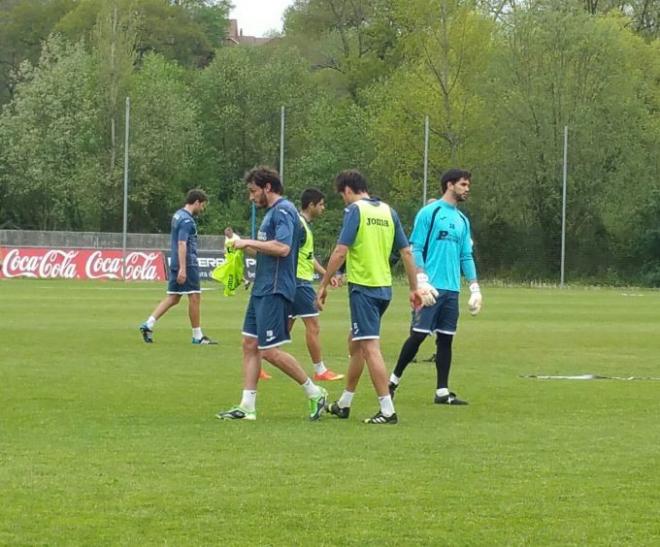 David Generelo cogiendo el peto en un entrenamiento.