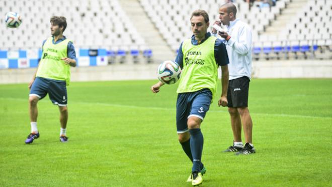 Héctor Font controla un balón en el Tartiere. (FOTO: Hugo Álvarez)