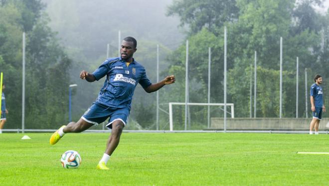 Omgba, en un entrenamiento del equipo en El Requexón. (FOTO: Hugo Álvarez)