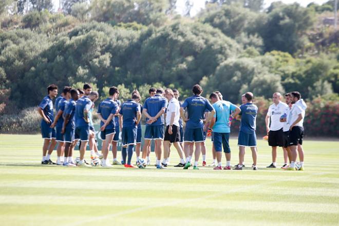 Los azules concentrados escuchando la charla de Egea. (Foto: Cristo García).