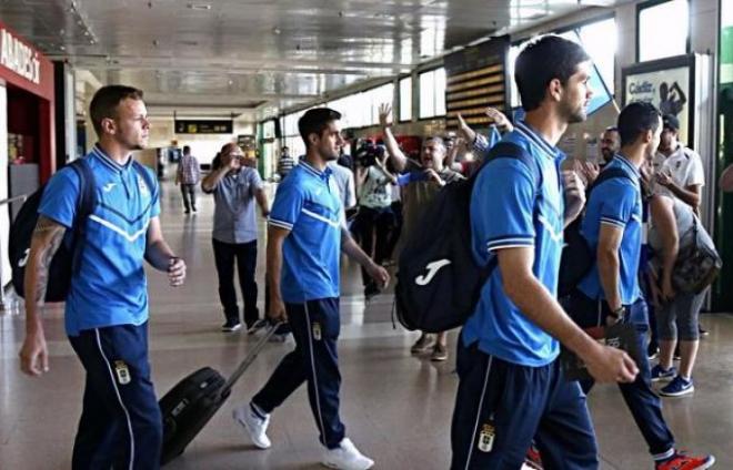 Fueron aplaudidos los jugadores a su llegada. (Foto: @RealOviedo).