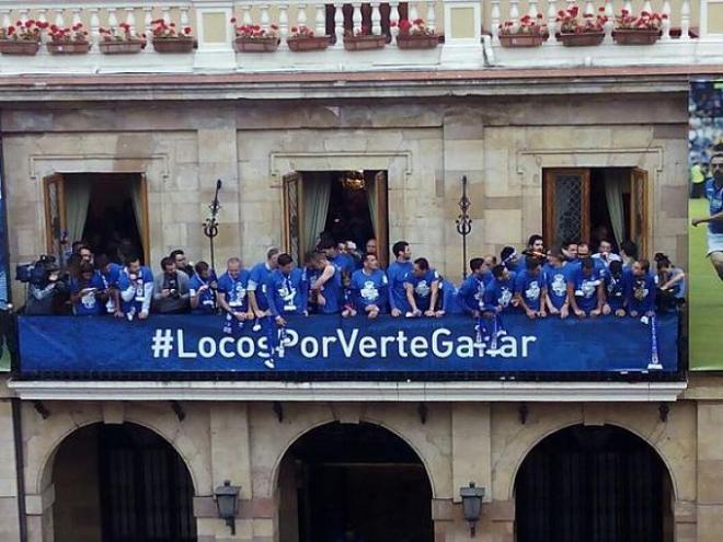 Los carbayones celebrando el ascenso en el ayuntamiento asturiano.