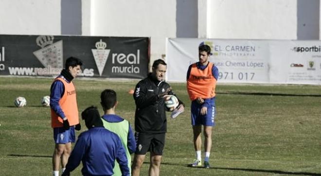 Técnico murciano en un entrenamiento. (Foto: Juan Caballero).