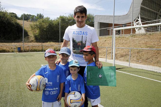 El asturiano en una foto con las más jóvenes. (Foto: Realoviedo.es).