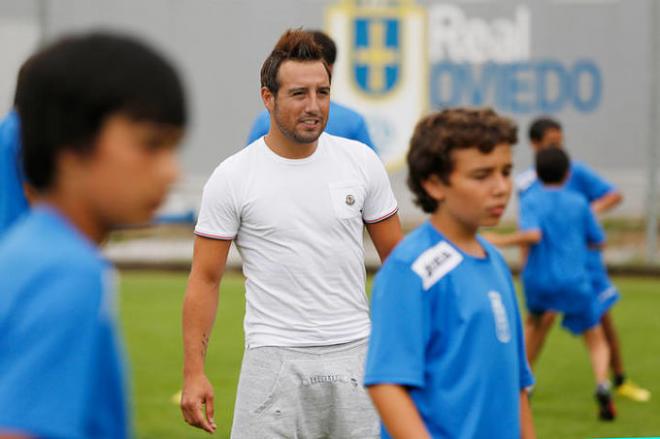 Santi Cazorla en un campus con niños del Real Oviedo. (Foto: Irma Collín).