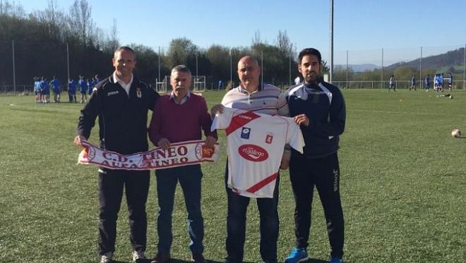 Firma del acuerdo entre ambos. (FOTO: realoviedo.es).