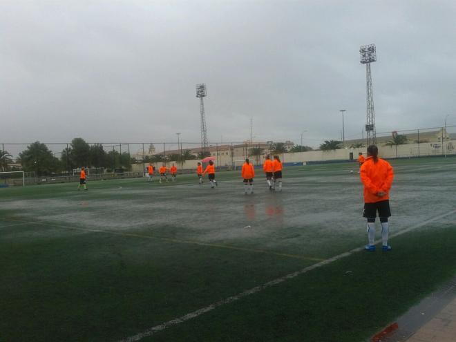 Las condiciones del terreno de juego no eran las más idóneas. (Foto: omcf).