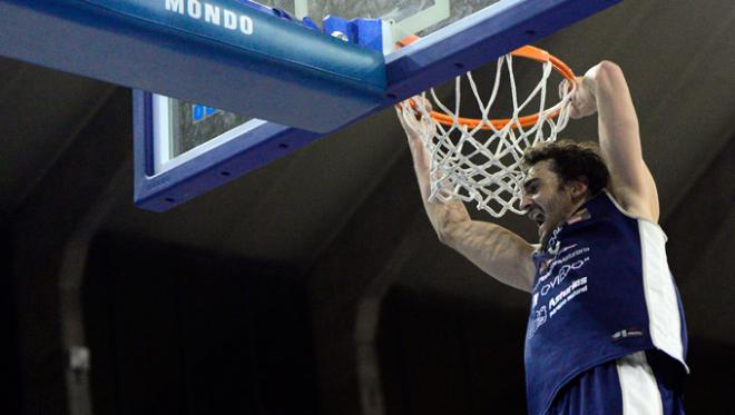 Álvaro Muñoz, haciendo un mate espectacular con el que se llegó al descanso. (FOTO: OCB).