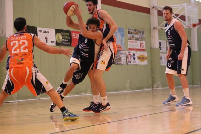 Álvaro Muñoz en una acción del partido (FOTO: OCB.)