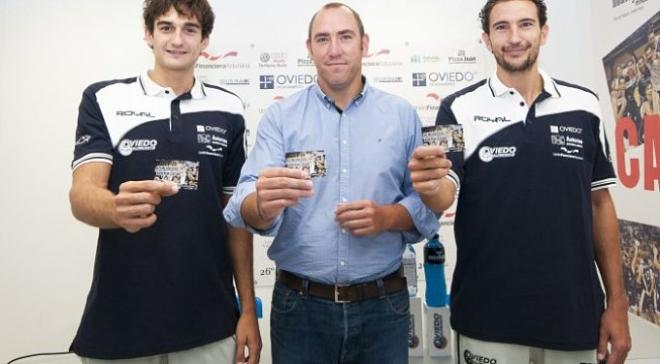 Álvaro Muñoz, Héctor Galán y Víctor Pérez con sus carnets de abonados.