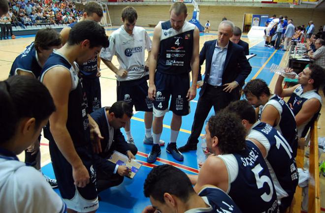 Arenas da instrucciones a los suyos antes de iniciar la remontada (FOTO: OCB.)