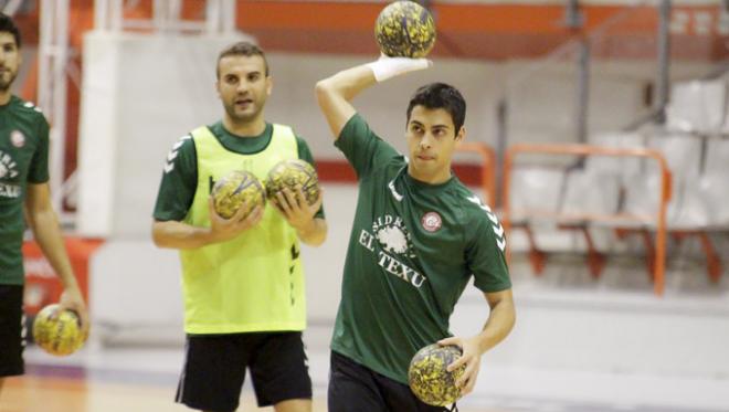 Montoya, con Pellitero al fondo, en un entrenamiento en el Palacio. (FOTO: Rodrigo Medina).