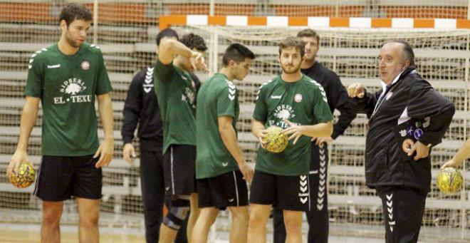 Alberto Suárez y varios jugadores, en El Palacio. (FOTO: Rodrigo Medina).