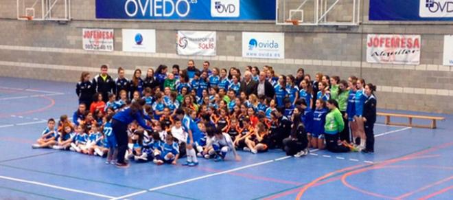 Las jugadoras del Jofemesa y su cantera, celebrando la clasificación.