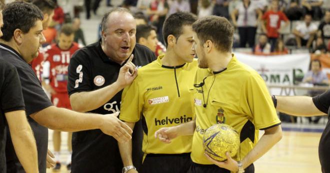 Alberto Suárez, con los árbitros, al final del partido. (FOTO: Rodrigo Medina).