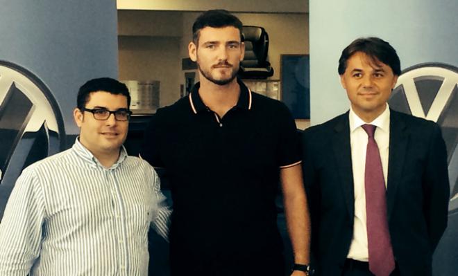 Aleksandar Pejcinovic, en el centro, rodeado del presidente del Juanfersa y José Manuel Suárez de Astur Wagen