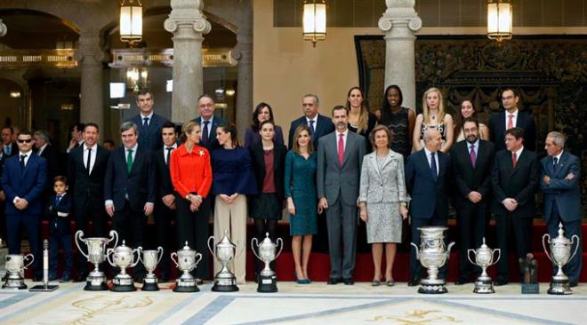 Enrique Tamargo, arriba a la izquierda, y Ángela Salvadores, junto a doña Letizia, en los Premios Nacionales del Deporte.